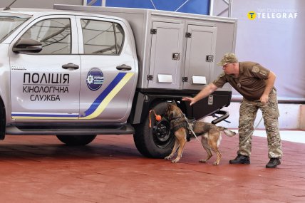 Фото кінолог працює з собакою