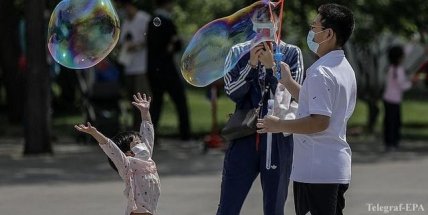 Люди пускают воздушные шарики