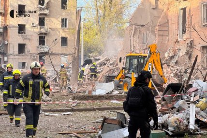 Розбір завалів у Дніпрі після удару РФ