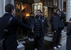 Футболисты "Шахтера" выходят из гостиницы