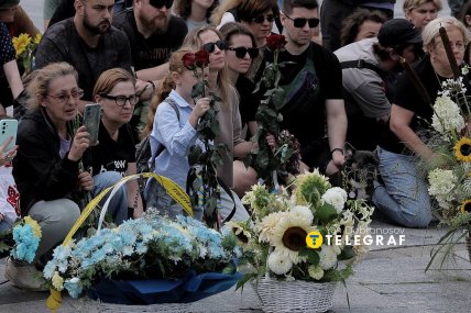 На знак поваги люди ставали на коліна