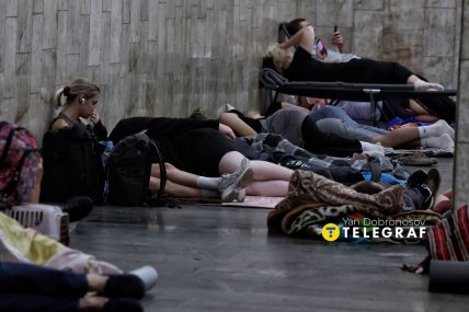 Метро в Киеве во время тревоги