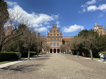 Площа перед основним корпусом