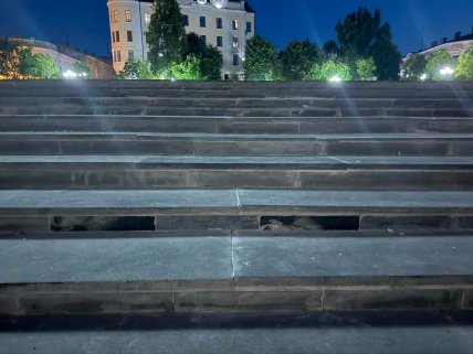 Сходи відремонтовані з використанням гранітних плит із зображенням людини