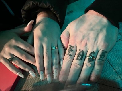 Обручки на руках молодят