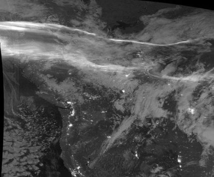 Спутник сделал чорно-белые фото полярного сияния