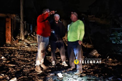 Уламки будівельних матеріалів та сміття на землі після атаки