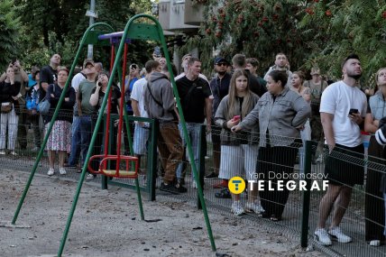 Містяни спостерігають за ліквідацією наслідків удару по житловій багатоповерхівці