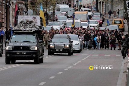 Рух в центрі міста зупинився на знак поваги до Вікторії