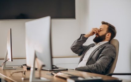 Мужчина сильно устал на работе