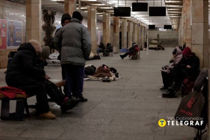 Люди в метро в Києві під час атаки 12 лютого