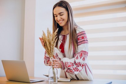 дівчина у вишиванці