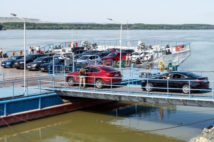 В сутки переправа может перевезти до 2500 единиц транспорта