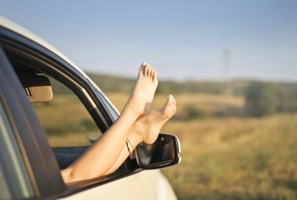 Во время движения лучше не открывать окна авто