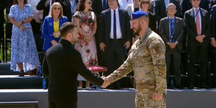 Игорь Оболенский получает награду