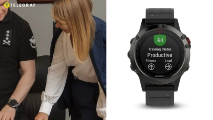 Чоловік із годинником на зап’ясті, поруч жінка та чорний годинник Garmin на білому тлі