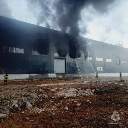 Дим видно за кілька кілометрів: у Росії масштабно горить завод (фото, відео)