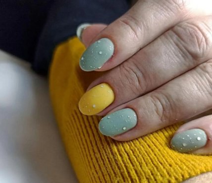 Манікюр для жінок за 50 — зелений із жовтим