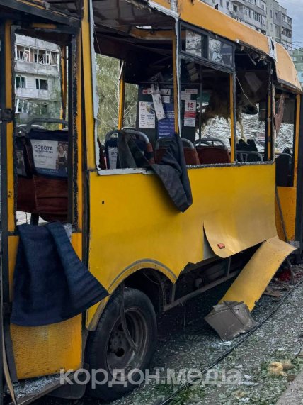 Наслідки удару КАБами по дорозі у Сумах