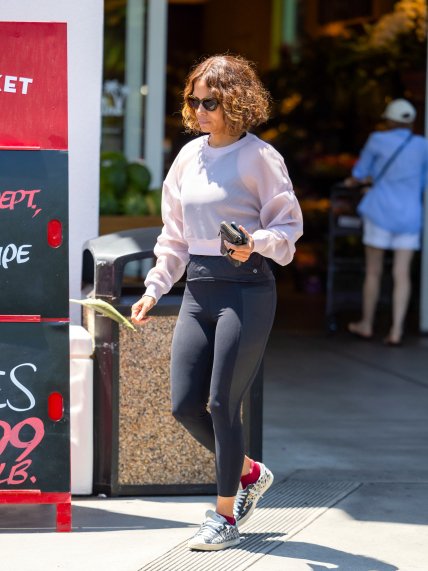 Хэлли Берри в леггинсы