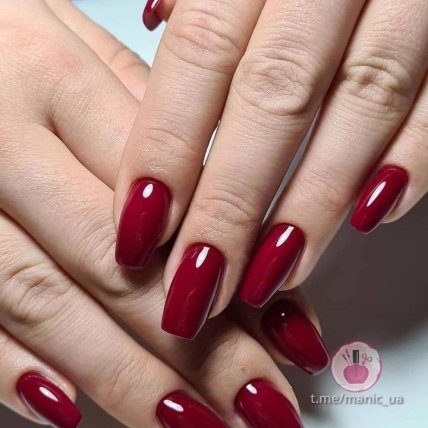 Темно-красный нейл-арт