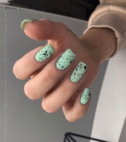Маникюр "перепелиное яйцо" с изумрудной основой