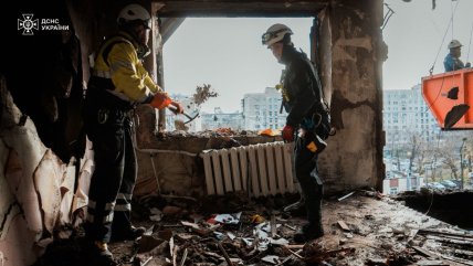 Последствия удара российского дрона по девятиэтажке в Киеве