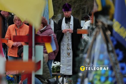 Провідна неділя на Лісовому кладовищі в Києві