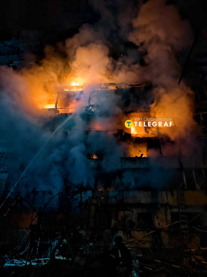 Будинок після прильоту палає. Фото Ян Доброносов
