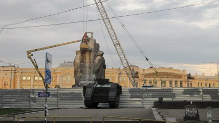 Демонтаж монумента в честь провозглашения Советской власти в Украине