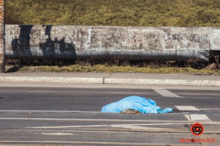 Около 10 утра в Днепре на улице Каруны, вблизи моста произошло ДТП: грузовик переехал женщину, и протащил ее несколько метров.