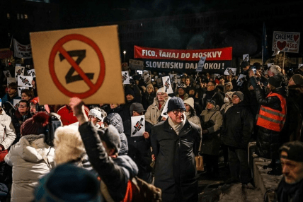 Жителі Словаччини підтримують Україну та вийшли на протест проти Фіцо (фото)