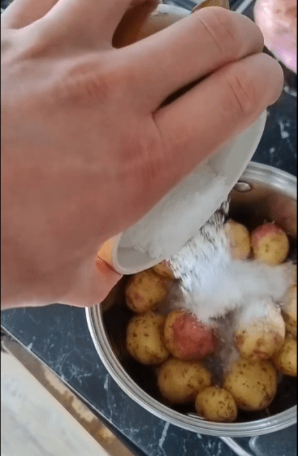 Чистка картошки солью