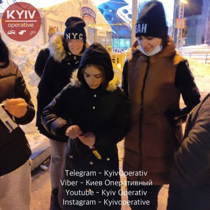 Воровки возле Гулливера в Киеве