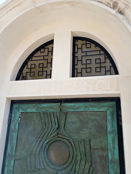 Сімейна гробниця Луческу