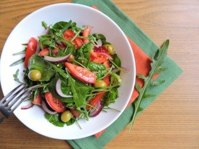 Салат со шпинатом и оливками