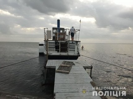 Катер унесло в море