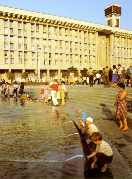 Площадь Независимости, 1980-е годы