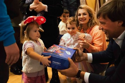 Андрей Матюха вручает подарки детям
