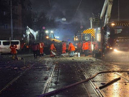 Комунальники прибирають уламки через атаку РФ на Одесу