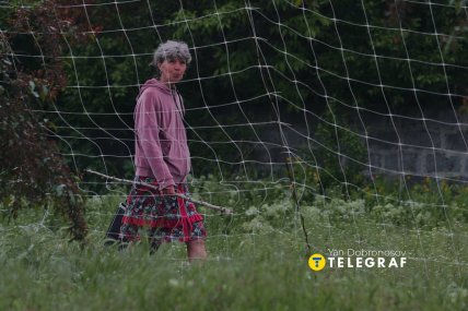 Місцева жителька за антидроновою сіткою в Дружківці