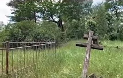 Покосившиеся кресты на кладбище в Замошне