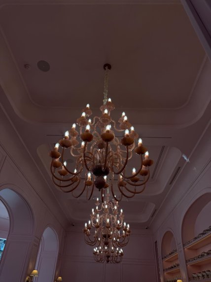 Интерьер кафе выполнен в розовом цвете.