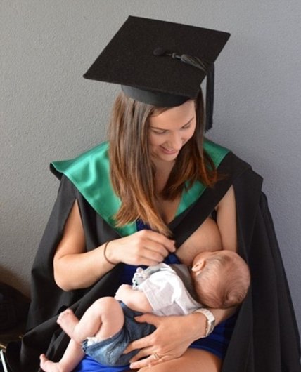 Материнство учебе не помеха: фото, которое поразило многих - изображение №1