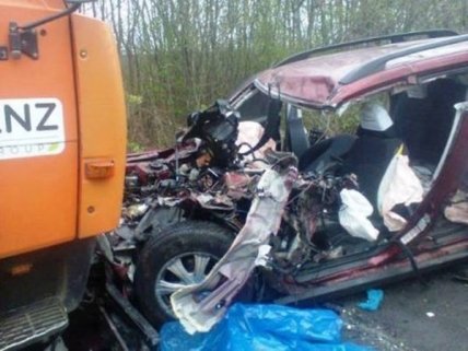 Людей из покореженного авто на Житомирщине вытаскивали спасатели