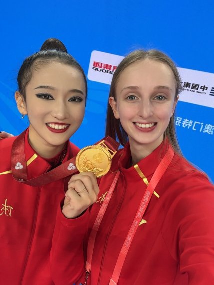 Олена Дяченко та Ванг Зілу