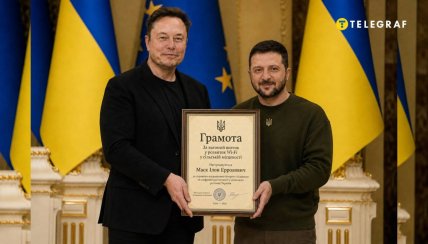 Володимир Зеленський нагороджує Ілона Маска
