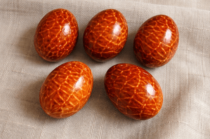 Як оригінально пофарбувати яйця за допомогою сітки