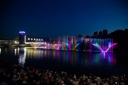 Плавучий фонтан Roshen в Виннице.