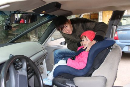 Папа тройни: почему я пристегиваю дочек ремнём безопасности - изображение №2